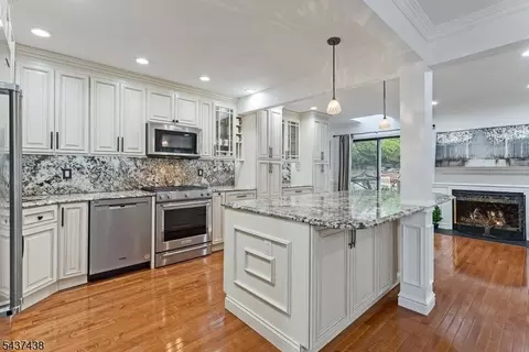 22 Averell Dr, Morris Plains, NJ 07950