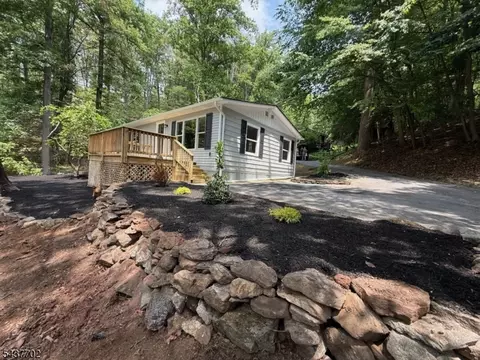 1 Watergate Dr, High Bridge, NJ 08829