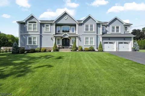 42 Saratoga Dr, Oakland, NJ 07436