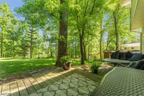 23 Country Hill Rd, Lebanon, NJ 08833