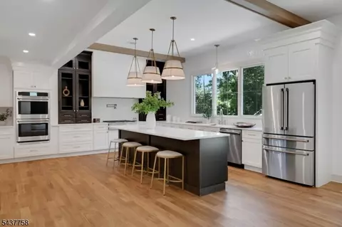 51 Brookside Ter, Caldwell, NJ 07006