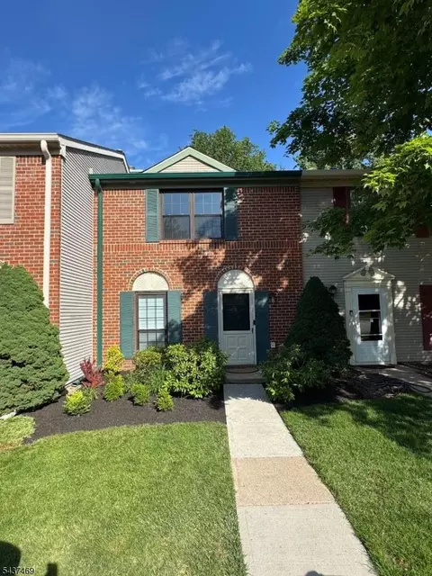 8 Tracy Ct, Franklin Park, NJ 08823