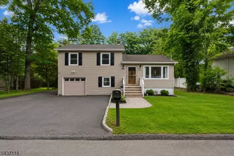 427 Shepperd Ln, Highland Lakes, NJ 07422