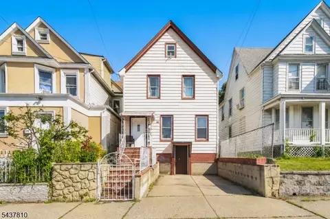 66 President St, Passaic, NJ 07055
