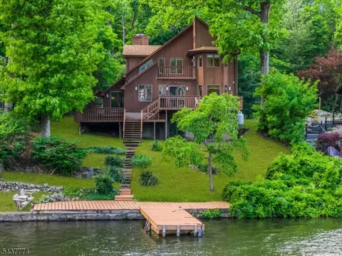 209 Squaw Trl, Andover, NJ 07821