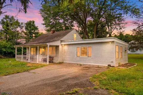 1 Round Top Dr, Annandale, NJ 08801