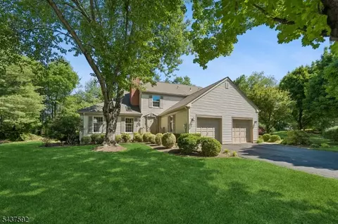 8 Gelsey Ln, Basking Ridge, NJ 07920
