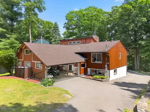 42 Goldfinch Ln, Hewitt, NJ 07421