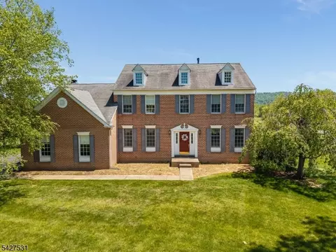 21 Surry Ln, Asbury, NJ 08802