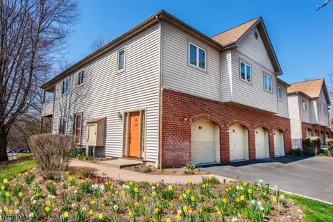 82 Sunrise Dr, Whippany, NJ 07981