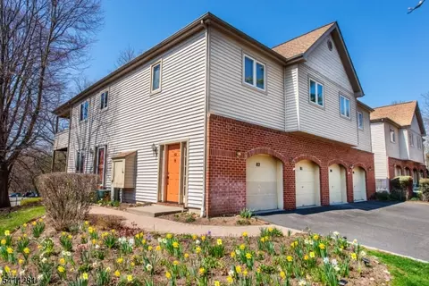82 Sunrise Dr, Whippany, NJ 07981