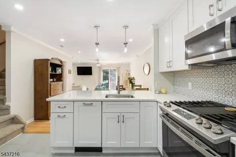 Kitchen - 902 Wetherburn Ct, Flemington, NJ 08822 photo 2 of 2