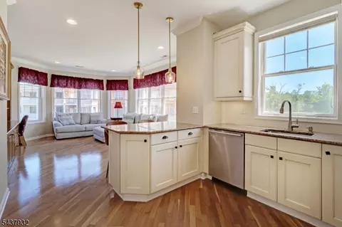 3412 Pointe Gate Dr #412, Livingston, NJ 07039