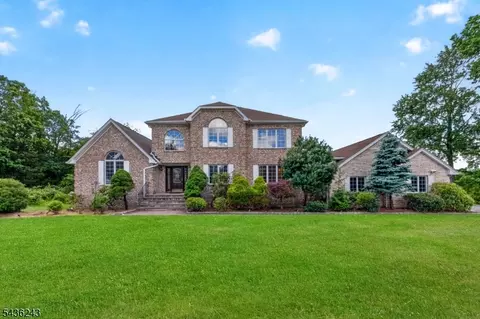 8 Van Duyne Ct, Towaco, NJ 07082
