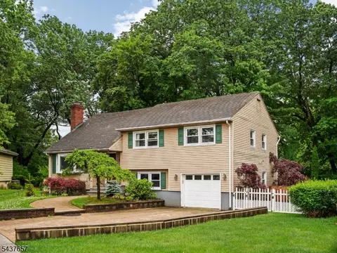 17 Ravine Ct, Clifton, NJ 07013