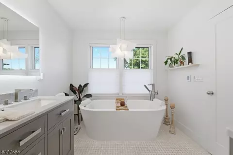Bath - 307 N Farview Ave, Paramus, NJ 07652 photo 3 of 4