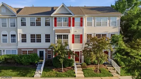 27 Woodlake Dr, Parlin, NJ 08859