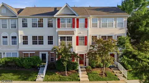27 Woodlake Dr, Parlin, NJ 08859