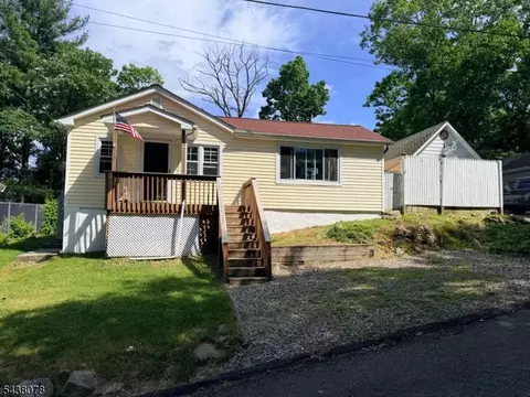 3 Adams Trl, Hopatcong, NJ 07843