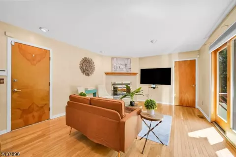 Living - 72 Agawam Dr, Wayne, NJ 07470 photo 5 of 6
