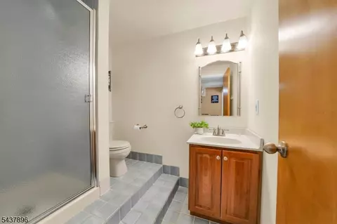 Bath - 72 Agawam Dr, Wayne, NJ 07470 photo 4 of 4