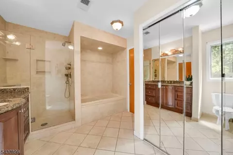 Bath - 72 Agawam Dr, Wayne, NJ 07470 photo 2 of 4