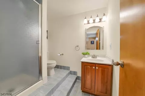 72 Agawam Dr, Wayne, NJ 07470 photo 33