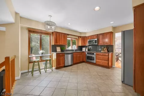 72 Agawam Dr, Wayne, NJ 07470 photo 10