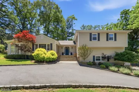 12 Wildwood Dr, Caldwell, NJ 07006