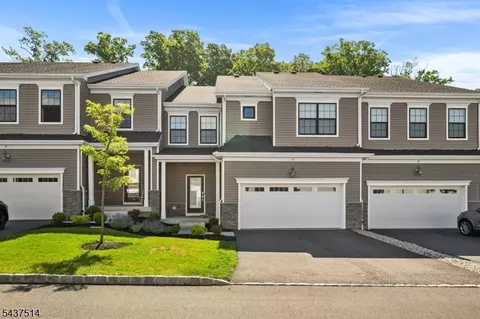 17 Kelsch Dr, Morris Plains, NJ 07950