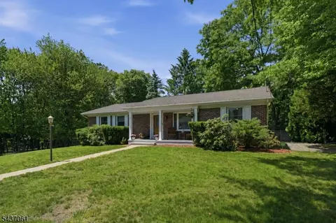 16 Windsor Dr, Oak Ridge, NJ 07438