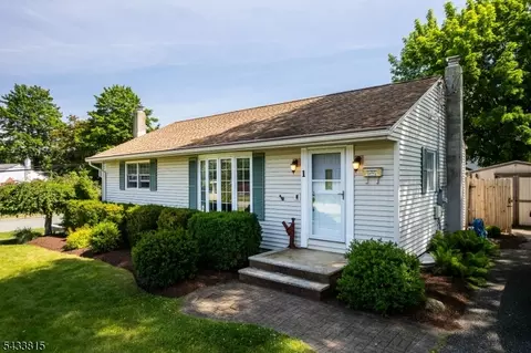 1 Bass Dr, Succasunna, NJ 07876