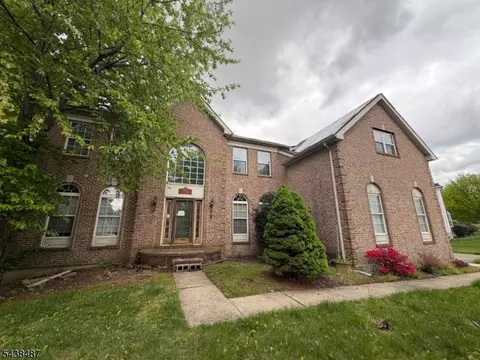 1152 Monroe Dr, Stewartsville, NJ 08886