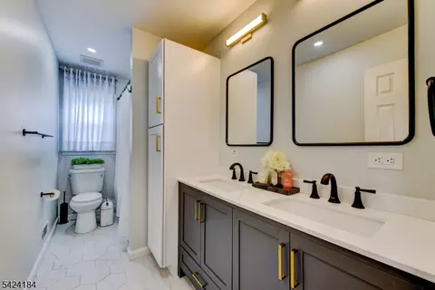 Bath - 305 Buttfield Dr, Plainfield, NJ 07060 photo 3 of 4