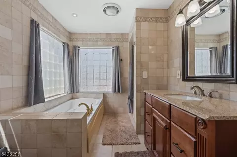 Bath - 15 Kuiken Ct, Wayne, NJ 07470 photo 2 of 3