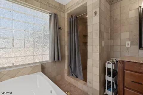 Bath - 15 Kuiken Ct, Wayne, NJ 07470 photo 3 of 3