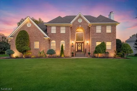 1 Bailiwick Dr, Warren, NJ 07059