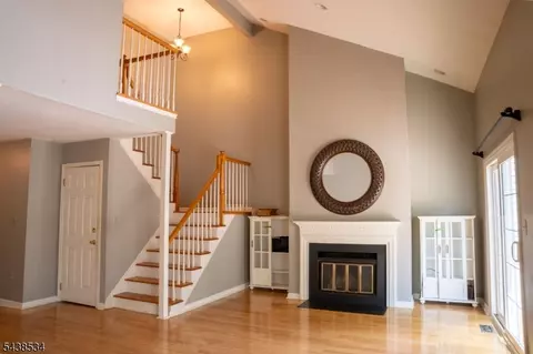 4 Delaware Ln, Somerville, NJ 08876