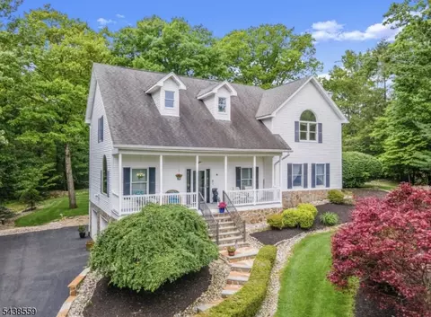 16 Bear Trl, Hewitt, NJ 07421