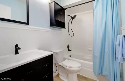 Bath - 430 Cardinal Ln, Bedminster, NJ 07921 photo 1 of 2