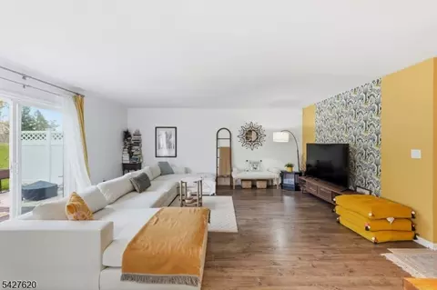 4 Mulberry Ln, Hamburg, NJ 07419