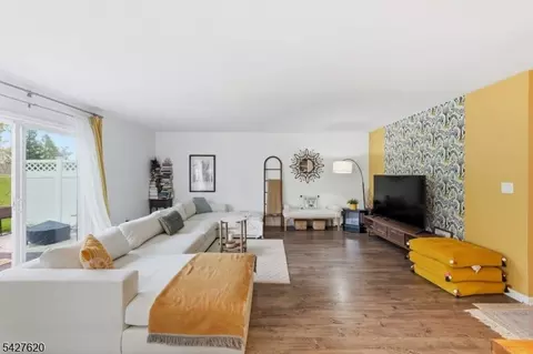 4 Mulberry Ln, Hamburg, NJ 07419