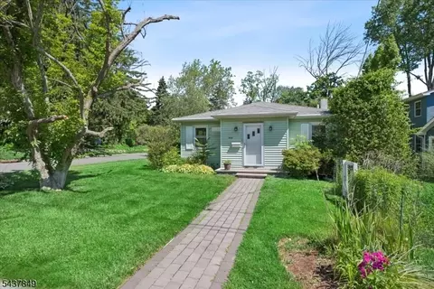 40 Maple Ln, Lake Hiawatha, NJ 07034