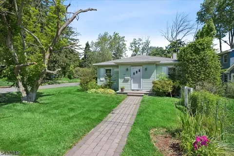 40 Maple Ln, Lake Hiawatha, NJ 07034