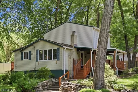 9 Juniper Trl, Kinnelon, NJ 07405