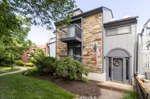 55 Kensington Ct, Hackettstown, NJ 07840