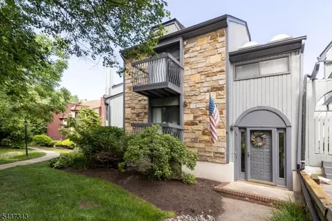 55 Kensington Ct, Hackettstown, NJ 07840