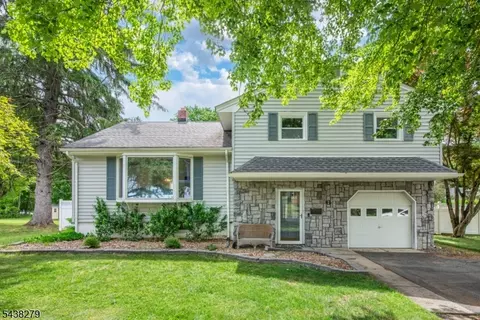6 Honeyman Dr, Succasunna, NJ 07876