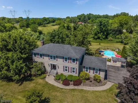 8 Shurts Rd, Flemington, NJ 08822