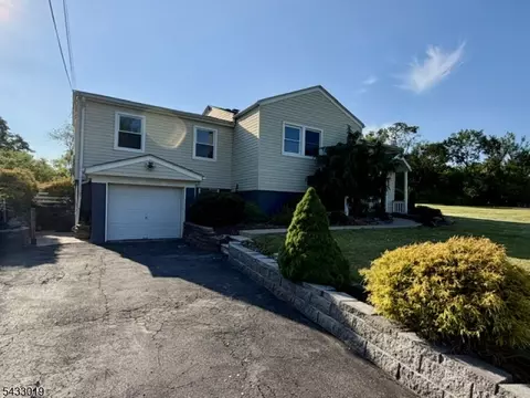 19 Columbus Cir, Port Murray, NJ 07865